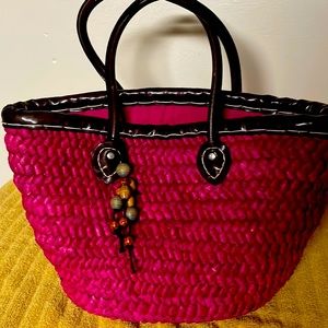 Beautiful 100% straw handle purse.